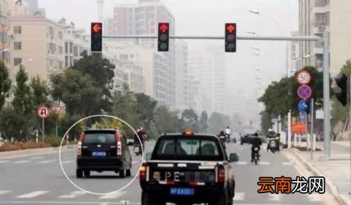 红灯闯了一半停路中间怎样处罚