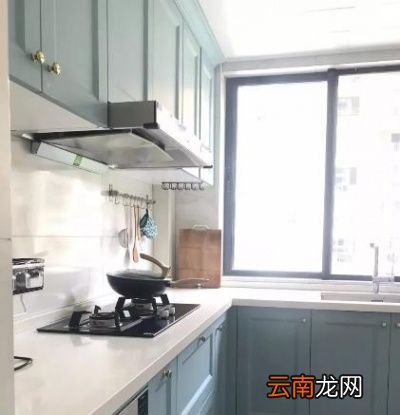 开抽油烟机后厨房窗户是否要开