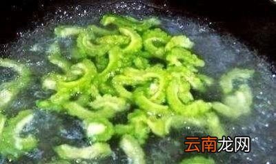 苦瓜怎么炒颜色才鲜嫩呢