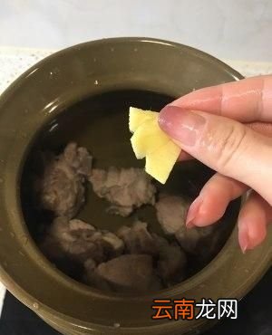 玉米莲藕骨头汤的做法