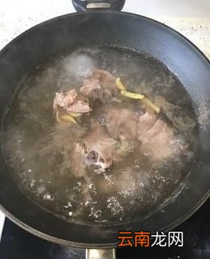 玉米莲藕骨头汤的做法