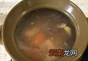 玉米莲藕骨头汤的做法