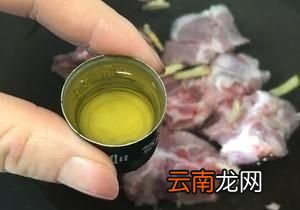 玉米莲藕骨头汤的做法