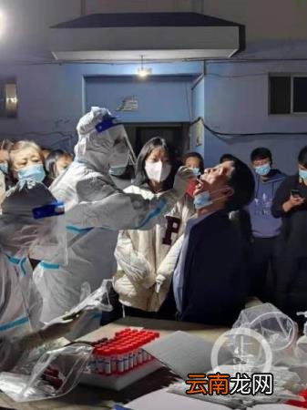 云南核酸阳性学生曾翻墙离校游玩 已启动疫情应急防控措施