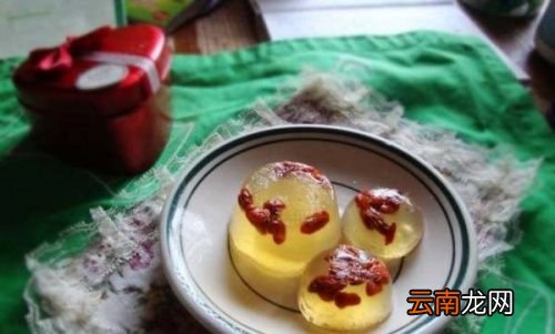 做白凉粉是水开了再放粉吗