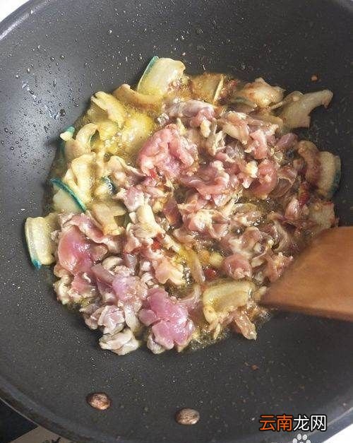 肉先煮熟再炒好吃吗