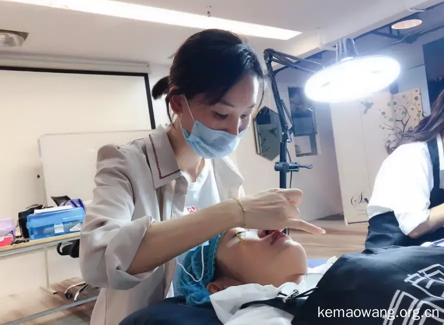 女生没学历学什么好 女生学什么技术最吃香