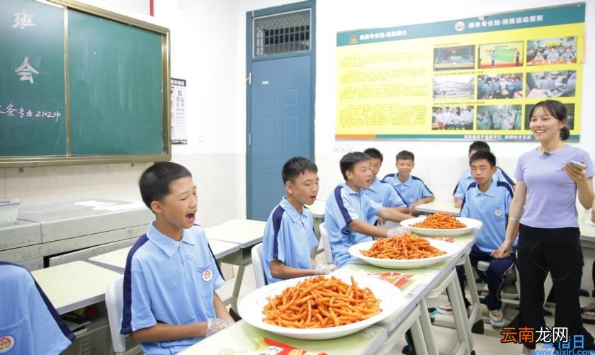 辣条专业班吃辣条选班委 吃最多当班长！