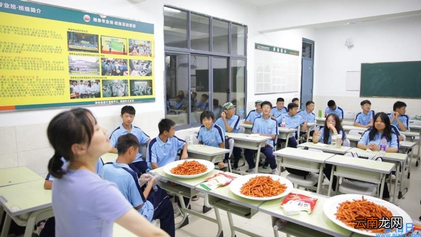 辣条专业班吃辣条选班委 吃最多当班长！