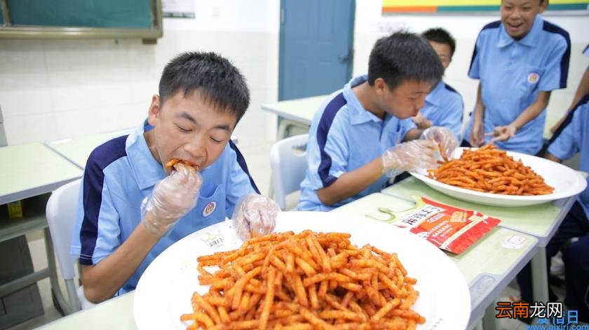 辣条专业班吃辣条选班委 吃最多当班长！