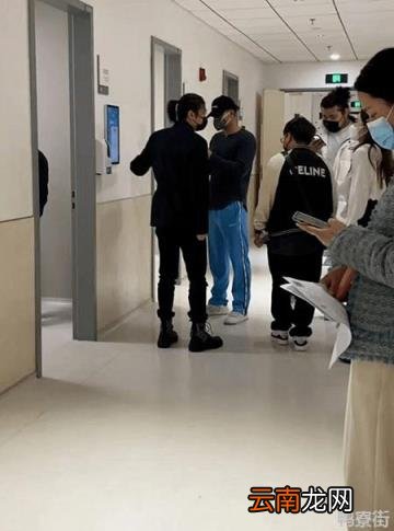 网友曝黄子韬到医院看急诊 301医院前台电话咨询