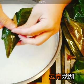 三角粽子的包法步骤 三角粽怎么包