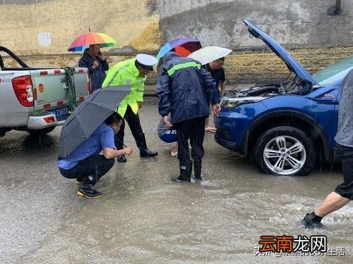 汽车驾驶室进水了怎么处理 汽车行驶中进水怎么办