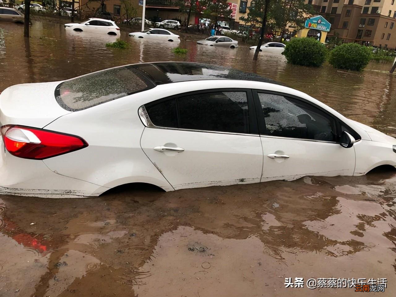 汽车驾驶室进水了怎么处理 汽车行驶中进水怎么办