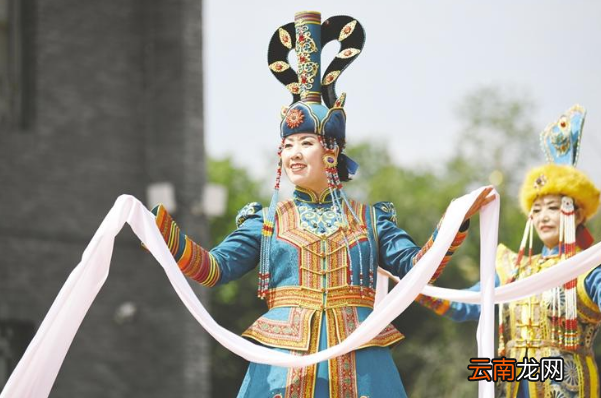 蒙古族和藏族都喜欢给客人献哈达，这个有何寓意