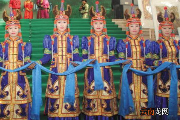 蒙古族和藏族都喜欢给客人献哈达，这个有何寓意