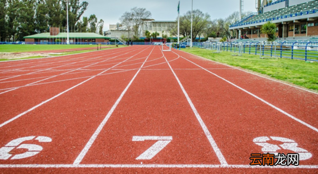 操场上的学生怎么形容 怎么描写