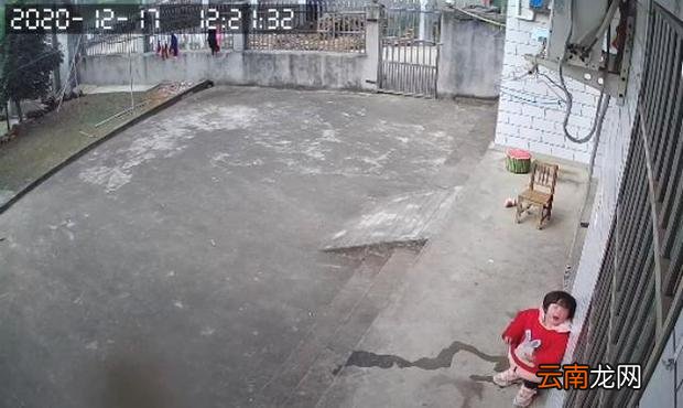 留守儿童对着监控喊爸爸让人泪目