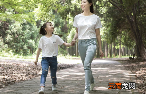 早晨带孩子散步的句子发朋友圈 散步发的句子