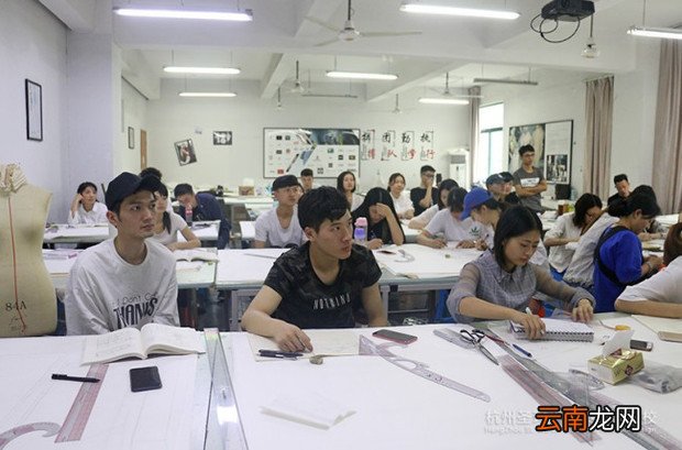 服装设计去哪学好 怎么学服装设计