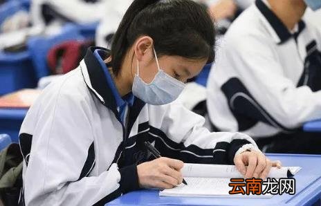 中考学校通知书怎么拿 2022中考通知书是到学校领取还是送到家里