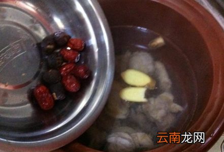 鸡汤放什么材料煲汤好喝？