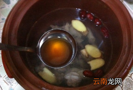 鸡汤放什么材料煲汤好喝？