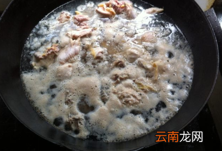鸡汤放什么材料煲汤好喝？