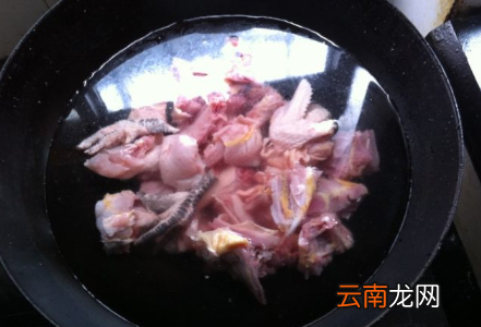 鸡汤放什么材料煲汤好喝？