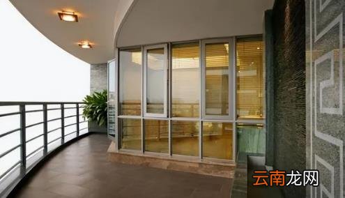 四楼封阳台的玻璃需要考虑抗风压吗 四楼封阳台用单层钢化玻璃安全吗