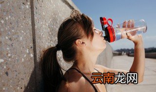 水杯上可以刻什么字 水杯上可以刻什么字?