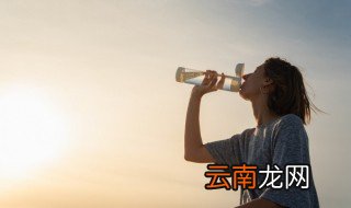 买水杯给女朋友刻什么字 送给女朋友水杯怎么刻字