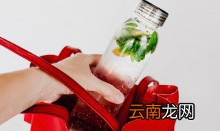 8岁女孩水杯刻什么字好 八岁孩子用什么样的水杯
