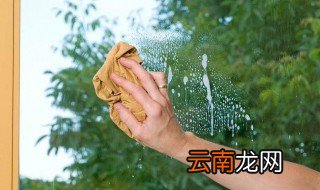 玻璃上有粘胶怎么清理 如何去除玻璃上粘胶