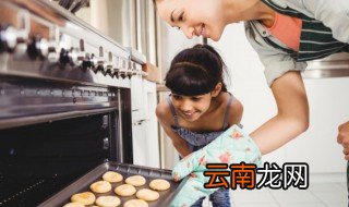 烤箱顶部油渍怎么清洗 烤箱顶部油渍怎么清洗视频