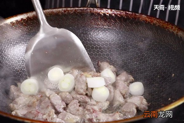 葱爆羊肉丁的做法 羊肉怎么做好吃