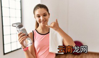 如何选择塑料水杯材质好的 如何选择塑料水杯材质