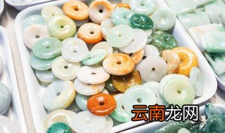 翡翠里面为什么有金属,我的翡翠里有很多金属颗粒