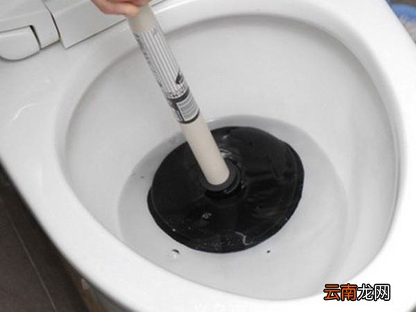 马桶被大便堵住了该怎么疏通最简单方法