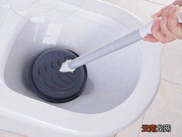 马桶被大便堵住了该怎么疏通最简单方法