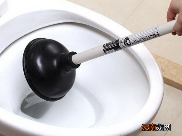 马桶被大便堵住了该怎么疏通最简单方法