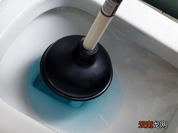 马桶被大便堵住了该怎么疏通最简单方法