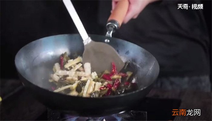 酸菜炒春笋的做法 酸菜炒春笋怎么做