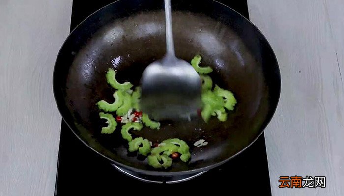 豆角苦瓜怎么炒 豆角苦瓜的做法