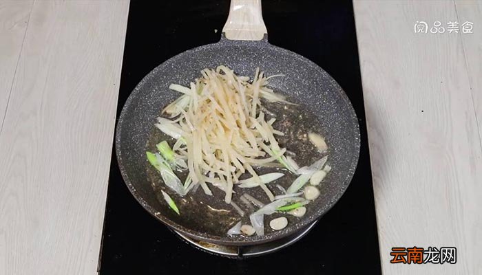 土豆丝焖烧 土豆丝焖烧的做法