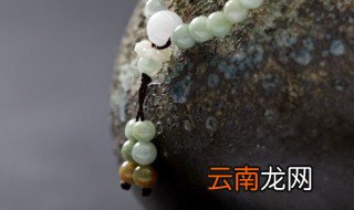 适合中年女性戴的翡翠挂件有 女的戴什么翡翠挂件好