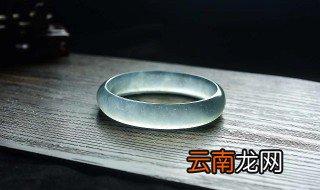 三个翡翠手镯一双手怎么戴，翡翠手镯戴两只手好吗