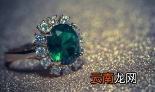 怎么看翡翠手镯是不是染色的 染色翡翠手镯怎么鉴定