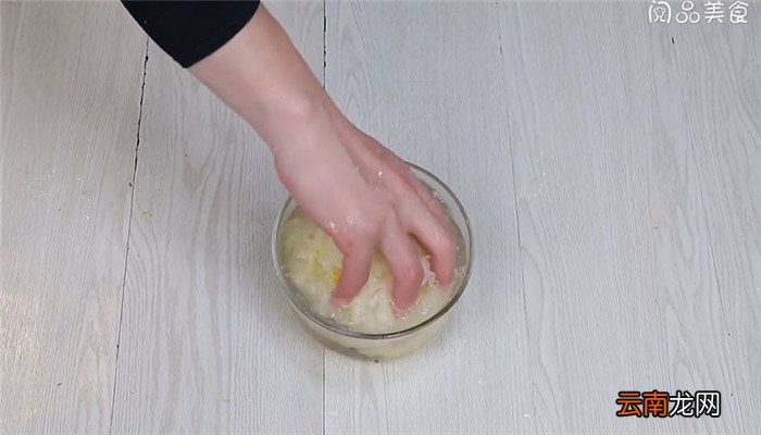 银耳炒辣椒肉丝怎么做 银耳炒辣椒肉丝的做法