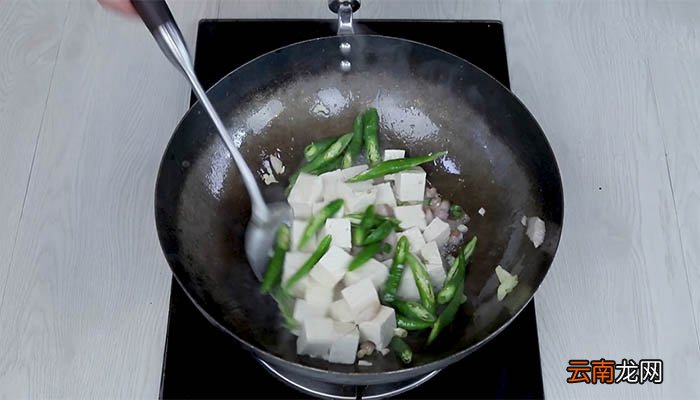 尖椒烧豆腐怎么做 尖椒烧豆腐的做法